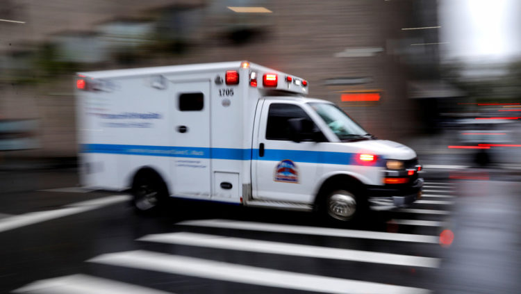 Una ambulancia se dirige a un hospital durante el brote de covid-19, Nueva York (EE.UU.). Foto: Mike Segar / Reuters