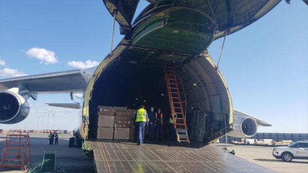 El avión ruso transportó unas 60 toneladas de implementos médicos para la lucha contra el Covid-19. | Foto: @RussiaUN