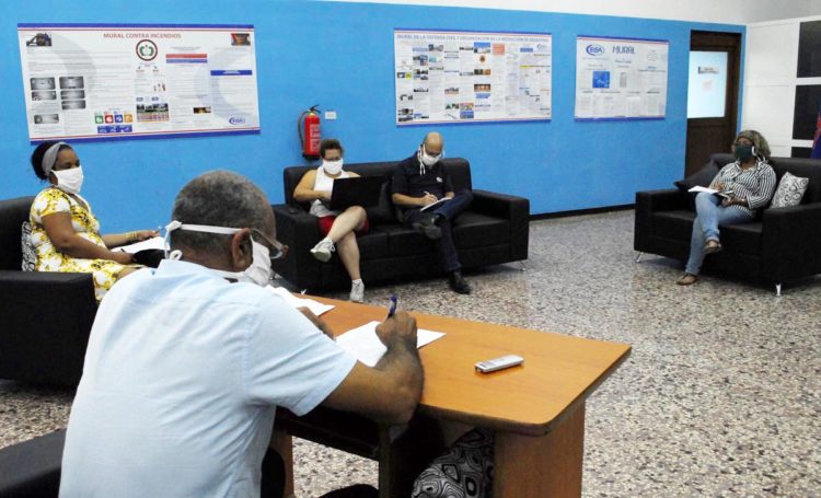 En el puesto de dirección de Eisa se realiza un análisis diario y adoptan decisiones sobre los principales aseguramientos relacionados con la logística destinada a la reparación y mantenimiento a esos medios de transporte del sistema de salud. Foto: Agustín Borrego