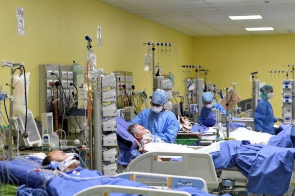 Miembros del personal médico en trajes de protección tratan a pacientes que padecen la enfermedad por coronavirus en una unidad de cuidados intensivos en el hospital San Raffaele en Milán, Italia, 27 de marzo de 2020. Foto: Flavio Lo Scalzo/ Reuters.