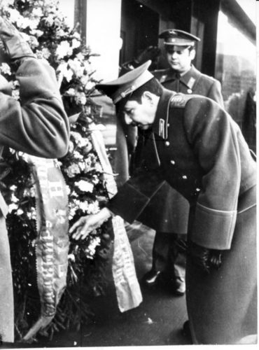 El General de Ejército Raúl Castro Ruz, entonces Ministro de las FAR, dedica una ofrenda floral a Lenin, el 22 de febrero de 1979. Foto: Archivo de Granma