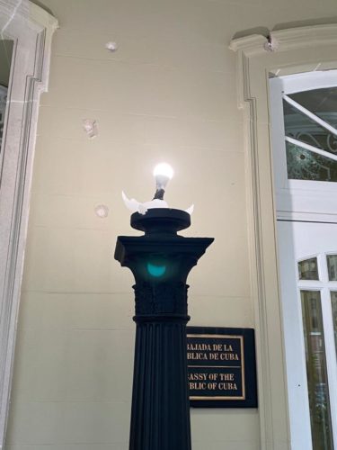 No hubo daño para el personal de la misión, el cual se encuentra seguro y protegido, pero sí deterioros materiales para el edificio resultantes del impacto de los disparos. Foto: Twitter/@CubaMINREX.