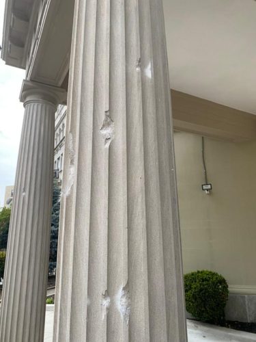 Los disparos impactaron contra el edificio de la embajada de Cuba. Foto: Twitter/@CubaMINREX.