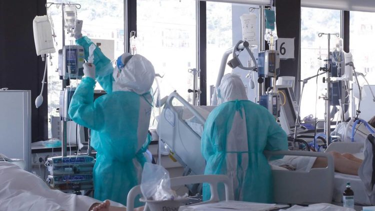 Médicos atienden a pacientes con el covid-19 en la unidad de cuidados intensivos del Hospital Vall d'Hebron en Barcelona, España. Foto: Pau Barrena / AFP