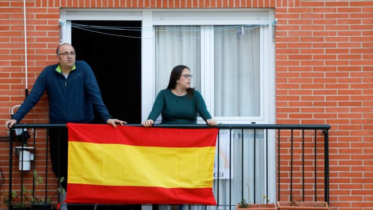 Una pareja en el balcón de su casa tras los aplausos diarios en apoyo a los trabajadores sanitarios. Ronda, España, 17 abril 2020. Foto: Jon Nazca / Reuters