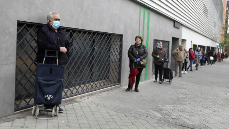 Cola para entrar en un supermercado de Madrid. Foto: Sergio Perez / Reuters