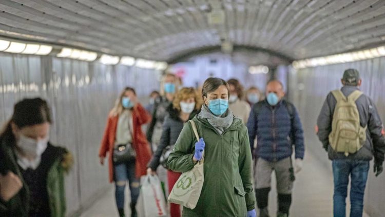 Más de cuatro millones de personas han vuelto a sus puestos de trabajo esta semana en este país. Foto: Emilio Morenatti / AP