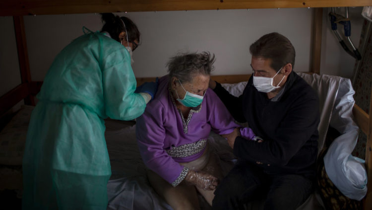 Aumentan las cifras diarias de coronavirus en España: 5.252 nuevos casos y 585 fallecidos. (Foto: Emilio Morenatti/AP)