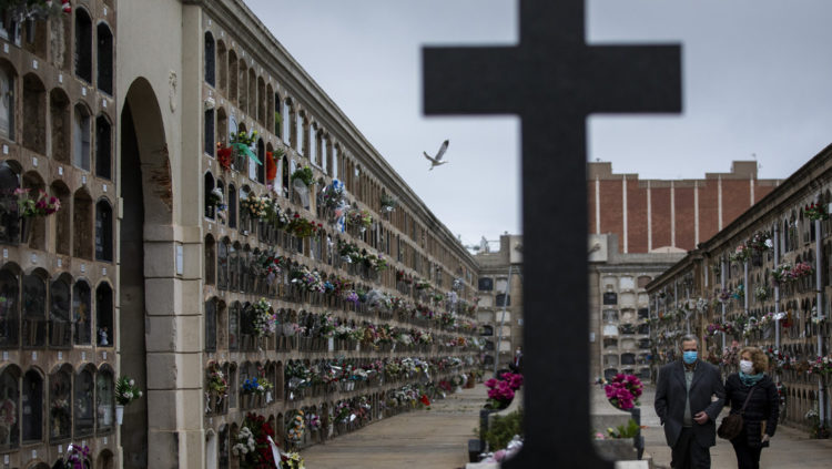Cementerio de Poble Nou en Barcelona, España. 18 de abril de 2020. Emilio Morenatti / AP