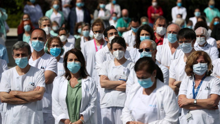 Personal sanitario del hospital La Paz guarda un minuto de silencio por el fallecimiento del jefe de cirugía general por covid-19, Madrid, España, 20 de abril de 2020. Susana Vera / Reuters