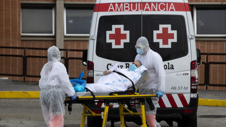 Durante la jornada anterior la cifra de curados en 24 horas por primera vez superó la de nuevos contagiados. (Manu Fernandez / AP)