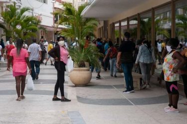 En las calles camagüeyanas se perciben volúmenes considerables de personas transitando, pero las autoridades del orden interior velan por el cumplimiento de las medidas higiénico sanitarias. Leandro Armando Pérez Pérez