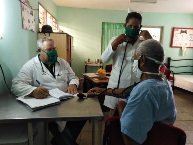 Una consulta médica de 24 horas garantiza el cuidado de la salud de todos los que en el centro se encuentran. Foto: Gretel Díaz Montalvo