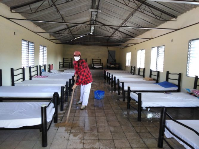 El teatro del Centro se convirtió en un cuarto para acoger a todo el que llegue. Foto: Gretel Díaz Montalvo