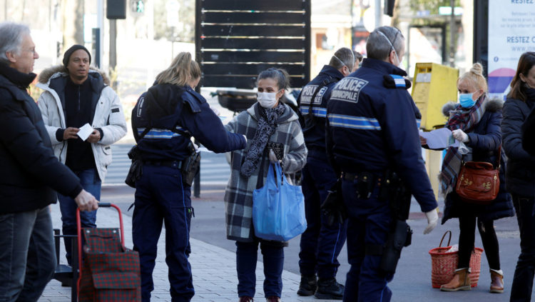 Policías con mascarilla registran a residentes en Joinville-le-Pont (Francia), el 1 de abril de 2020.Charles Platiau / Reuters
