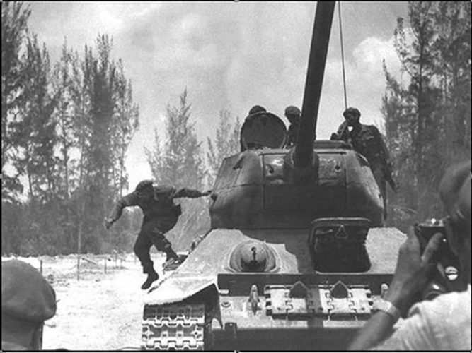 La presencia física del Comandante en Jefe Fidel Castro (apeándose del tanque) en el lugar de los combates fue determinante para la rápida victoria de las fuerzas revolucionarias. Foto: Tomada de ACN