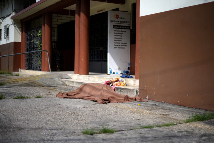 Un cadáver cubierto con una sábana afuera de un centro de salud en Guayaquil, Ecuador, el 4 de abril de 2020. Vicente Gaibor del Pino / Reuters