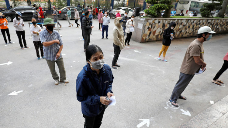 Un modelo basado en inteligencia artificial predice "consecuencias catastróficas" de no continuar con las medidas de cuarentena contra el covid-19 Residentes de Hanói (Vietnam) practican el distanciamiento social, el 14 de abril de 2020. (Kham / Reuters)