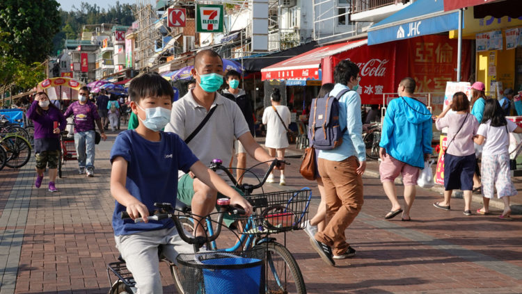 Habitantes de la isla de Cheung Chau durante el fin de semana de Pascua, en Hong Kong , China, 12 de abril de 2020. Joyce Zhou / Reuters