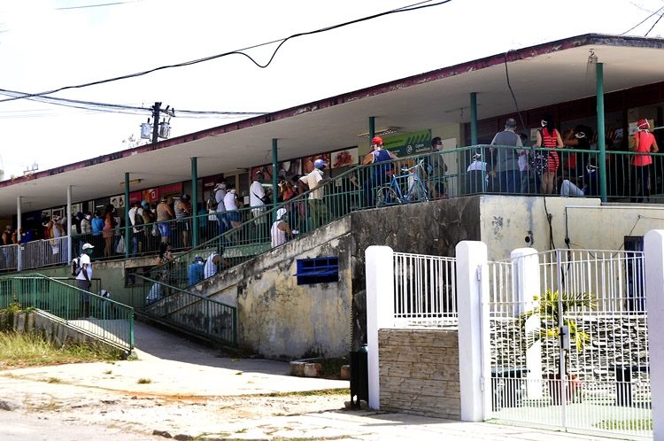 Mercado y Farmacia en Aldabó. Así es imposible acabar con el COVID-19 Foto: José Raúl Rodríguez Robleda