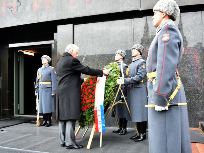 Justo a la entrada del mausoleo que guarda el féretro de Vladimir Ilich Lenín, dejó el Jefe de Estado una hermosa ofrenda floral en nombre del pueblo de Cuba. Foto: Estudios Revolución