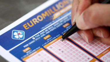 Rellenando un boleto de Euromilliones. Foto: Benoit Tessier/Reuters