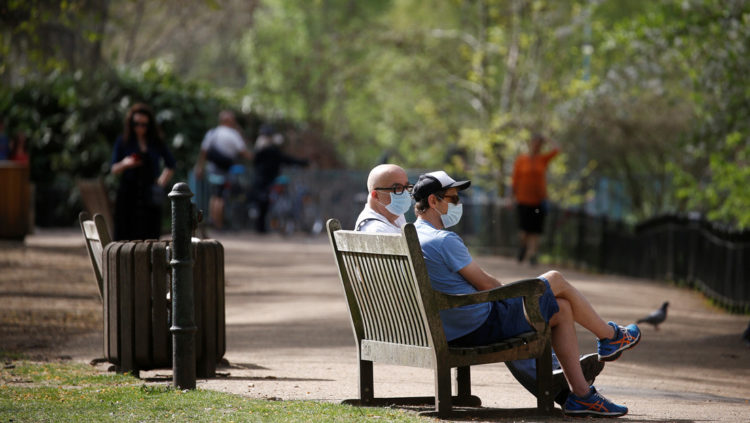 Dos londinenses con mascarilla en un parque. Henry Nicholls / Reuters