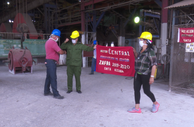 Luego de recibir la bandera del cumplimiento de su plan de azúcar, los trabajadores del central México siguen moliendo para aportar un extra de seis mil toneladas de azúcar crudo. Foto: Tv Yumurí