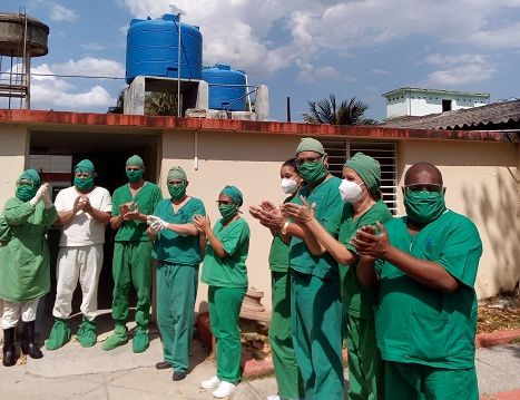 Equipo médico y paramédico el Hospital Militar Manuel Fajardo, de Santa Clara que atendió a los pacientes del Hogar de Ancianos #3, de Santa Clara, afectados por la Covid-19.