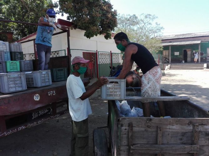 La distribución de productos alimenticios y de aseo se refuerza en las manzanas donde se intensificó el aislamiento. Foto: Yaneydis Hechavarría