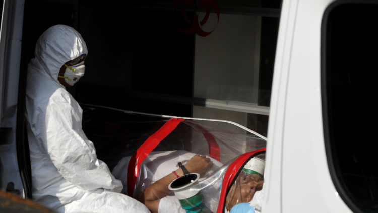 Un paramédico traslada a un paciente en Ciudad de México, el 17 de abril de 2020. (Luis Cortes / Reuters)
