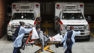 Médicos trasladan a unos pacientes a un hospital en Nueva York, EE.UU., el 7 de abril de 2020 John Minchillo / AP