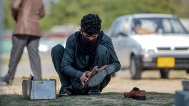 Un trabajador usa una máscara facial como medida preventiva contra el coronavirus COVID-19, en Islamabad. Foto: Aamir Qureshi / AFP