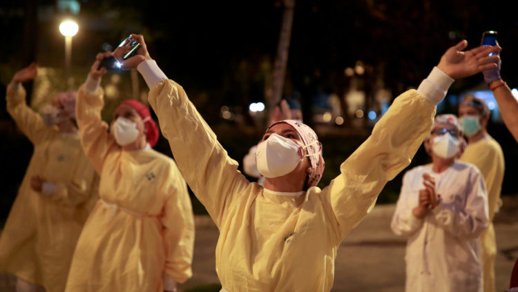 Personal médico en una calle de Barcelona, España, el 15 de abril de 2020. Nacho Doce / Reuters