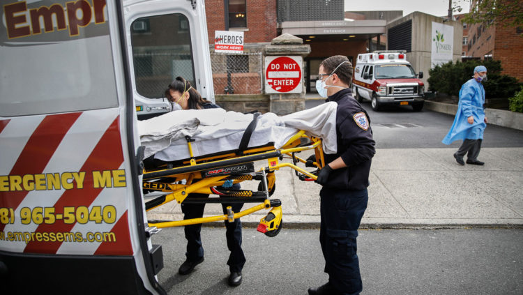 Equipo de ambulancia se lleva a un paciente en Nueva York. John Minchillo / AP