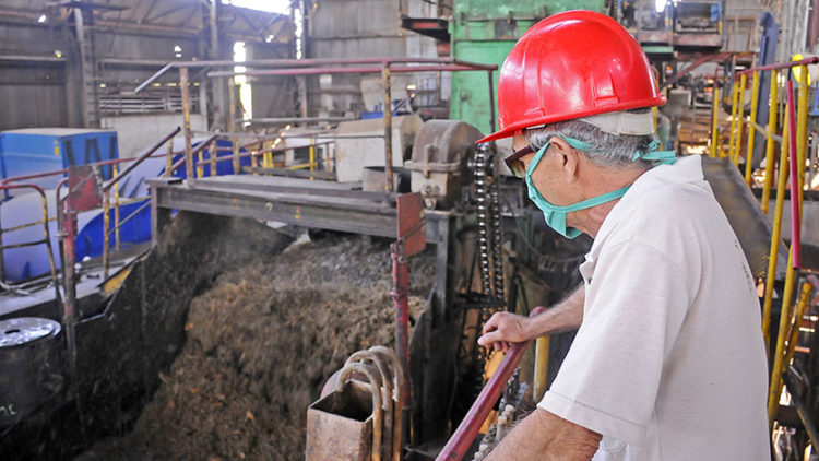 Laboriosidad y responsabilidad son valores actualmente potenciados entre los trabajadores, muchos de los cuales son imprescindibles en sus centros de producción, donde toman todas las medidas establecidas para la prevención. Foto: Alejandro García Sánchez