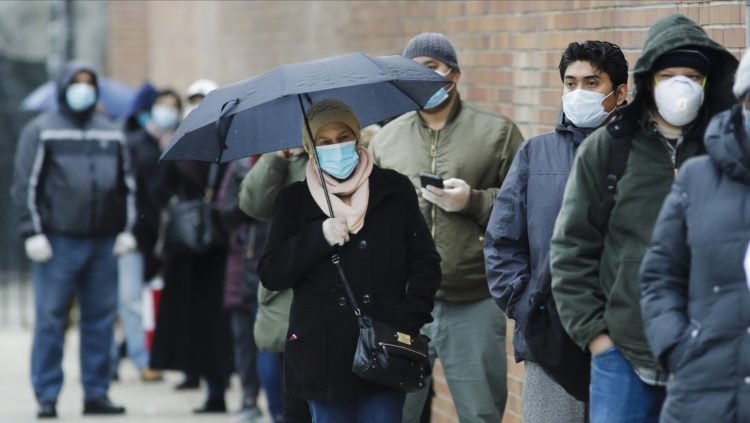 Personas cerca de un centro de pruebas de covid-19 en Nueva York, EE.UU., el 23 de abril de 2020 Frank Franklin II / AP