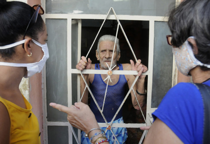 A Filiberto Tejera Martínez, con 73 años y evidentes limitaciones físicas, cada día le llevan a su casa el almuerzo y la comida. Identificar a los núcleos más vulnerables y ayudarles en todo lo posible es la misión de los trabajadores sociales. Foto: Heriberto González Brito