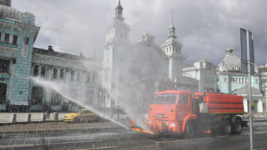 Un vehículo desinfecta una calle de Moscú. Foto: Sergey Kiselev / Moscow News Agency / Reuters