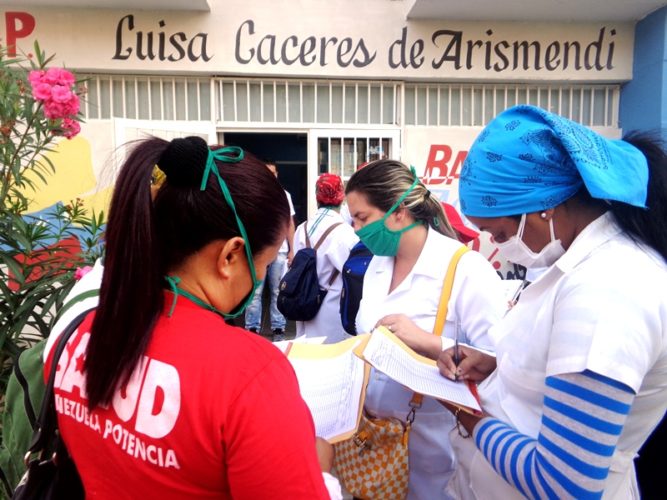 Es domingo y profesionales de la Salud organizan las pesquisas del día en la urbanización Los Rusos, en la Parroquia Valle. Foto: Jorge Pérez Cruz