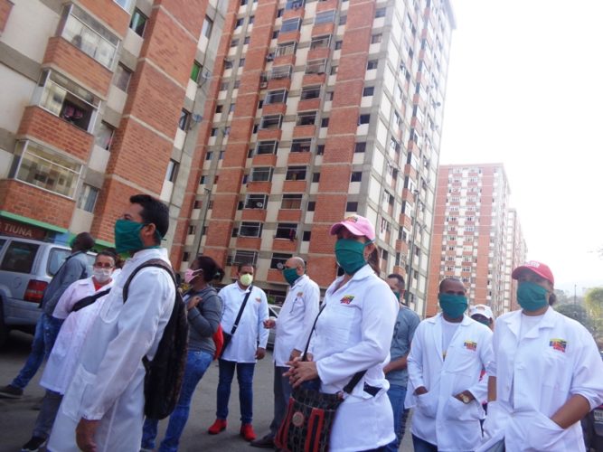 A casa a casa para detectar personas con síntomas de la pandemia. Foto: Jorge Pérez Cruz