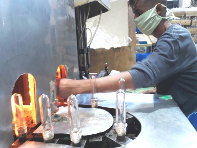 De Villa Clara llegan los pre formas soplados en un molde con vapor hasta convertirse en los pomos del envasado del líquido. Foto: Noryis