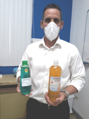 El máster Raúl Méndez González muestra los desinfectantes de manos con base de alcohol y de cloro suministrados a los centros de aislamientos, otra manera de contribuir a la lucha cubana contra la propagación de la Covid-19. Foto: Noryis