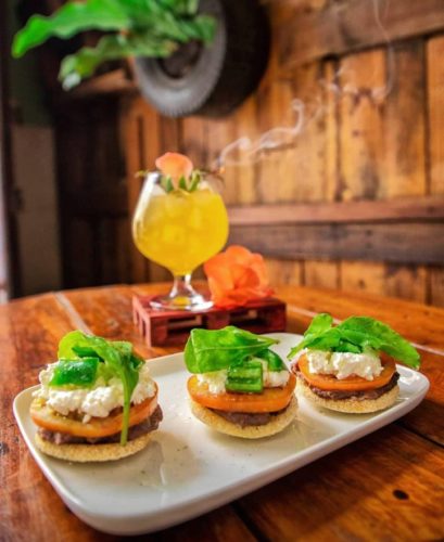 Tapas vegetarianas: Casabe, frijoles refritos, queso, rúcula, tomate. Restaurante Oasis Nelva, que participará en el evento. Fuente: Página de Instagram del restaurante.