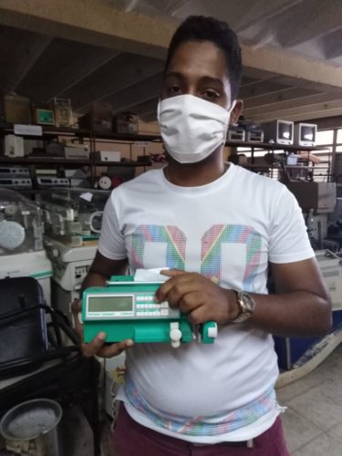La precisión de cada equipo es un elemento muy importante para los electromédicos, porque como asegura Yasnier 10 mililitros de diferencia pueden ser vitales para un paciente