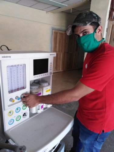 En el taller también se alistan las máquinas de anestesia por si en algún momento necesitarán de ellas, asegura asegura Miguel Alejandro Palmas Solís