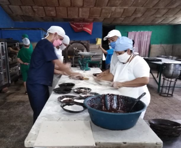 La materia prima no le falta a La Bombonera, por eso no se detienen los hornos ni este Primero de Mayo.