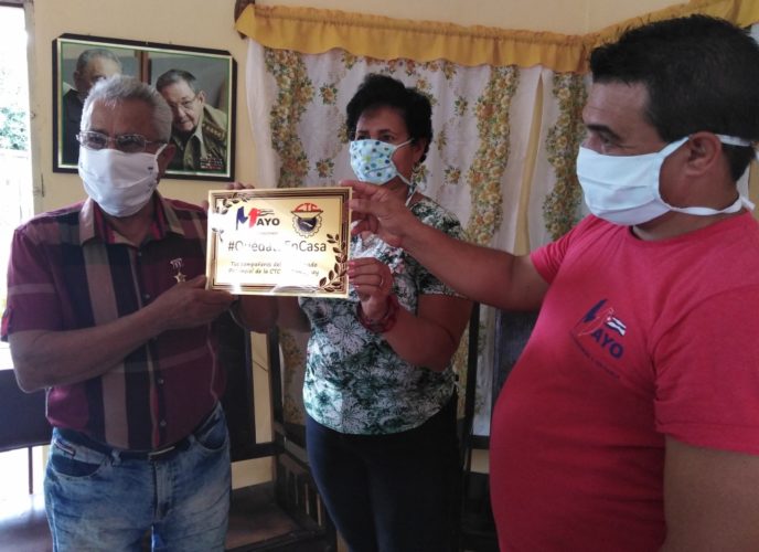 Miembros del secretariado provincial de la CTC en Camagüey junto René, el primero de la izquierda, mientras le entregaban, como a todos, la placa que les indica quedarse en casa.