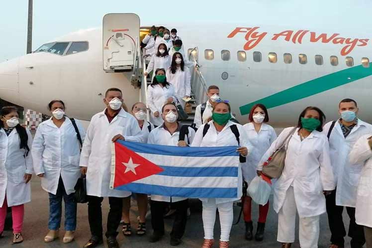 Médicos cubanos del Contingente Internacional “Henry Reeve” enfrentan la pandemia de la COVID-19 en otras 18 naciones. Foto: Tomada de PL