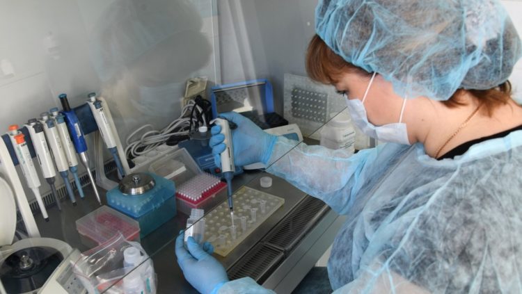 Una científica rusa trabaja con el sistema de detección del covid-19, desarrollado por el centro científico Vector. Foto: Yevgueni Epanchintsev / Sputnik